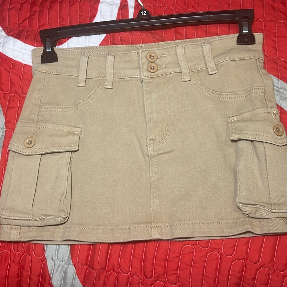 Brand new Khaki Skirt with pockets. Size medium